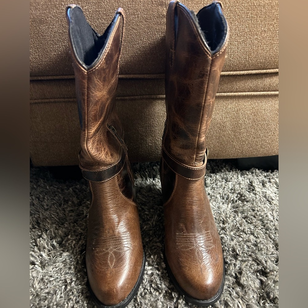 Size 8 - Distressed brown cowboy boots